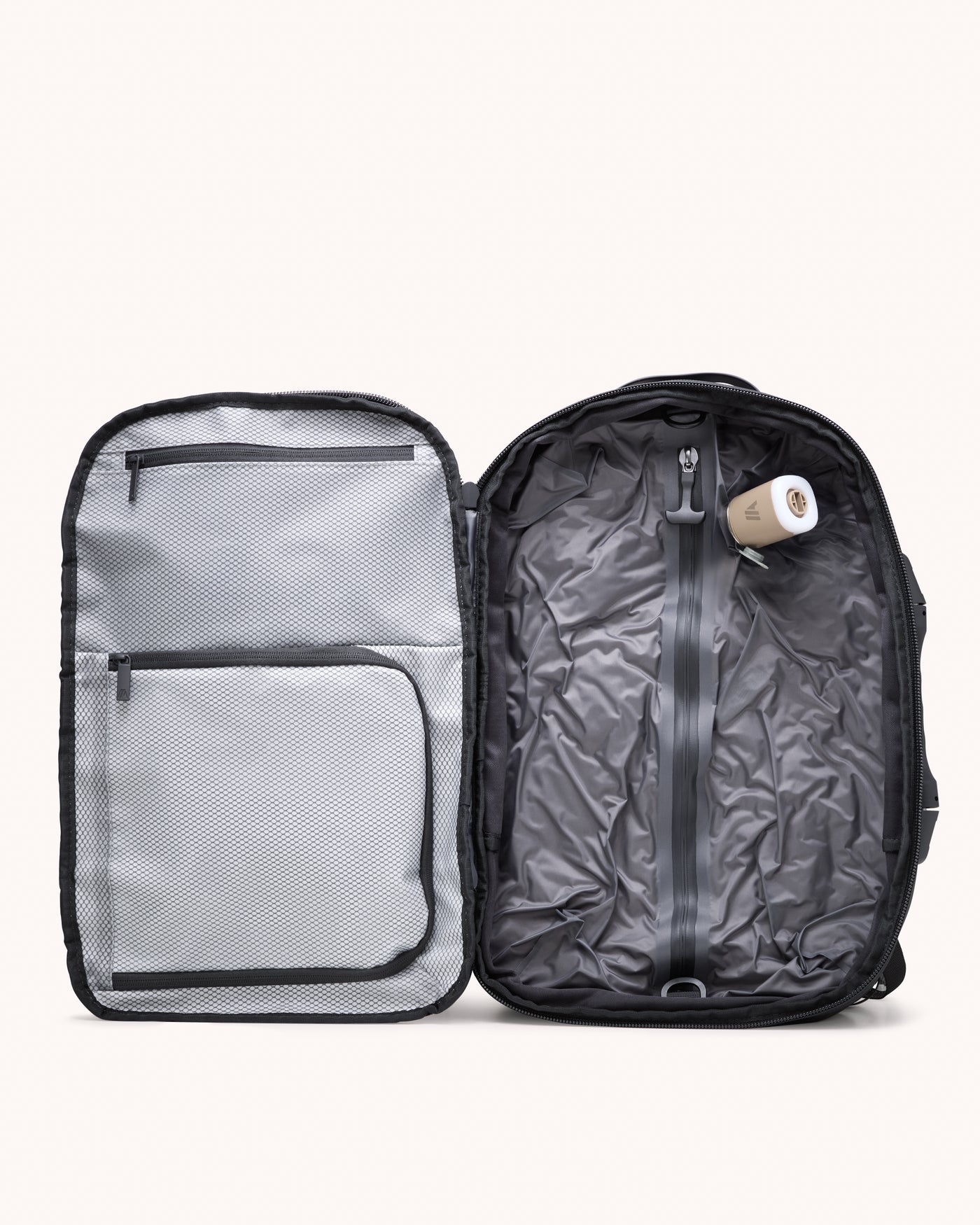 Sistema de compressão a vácuo da mochila preta em ação
