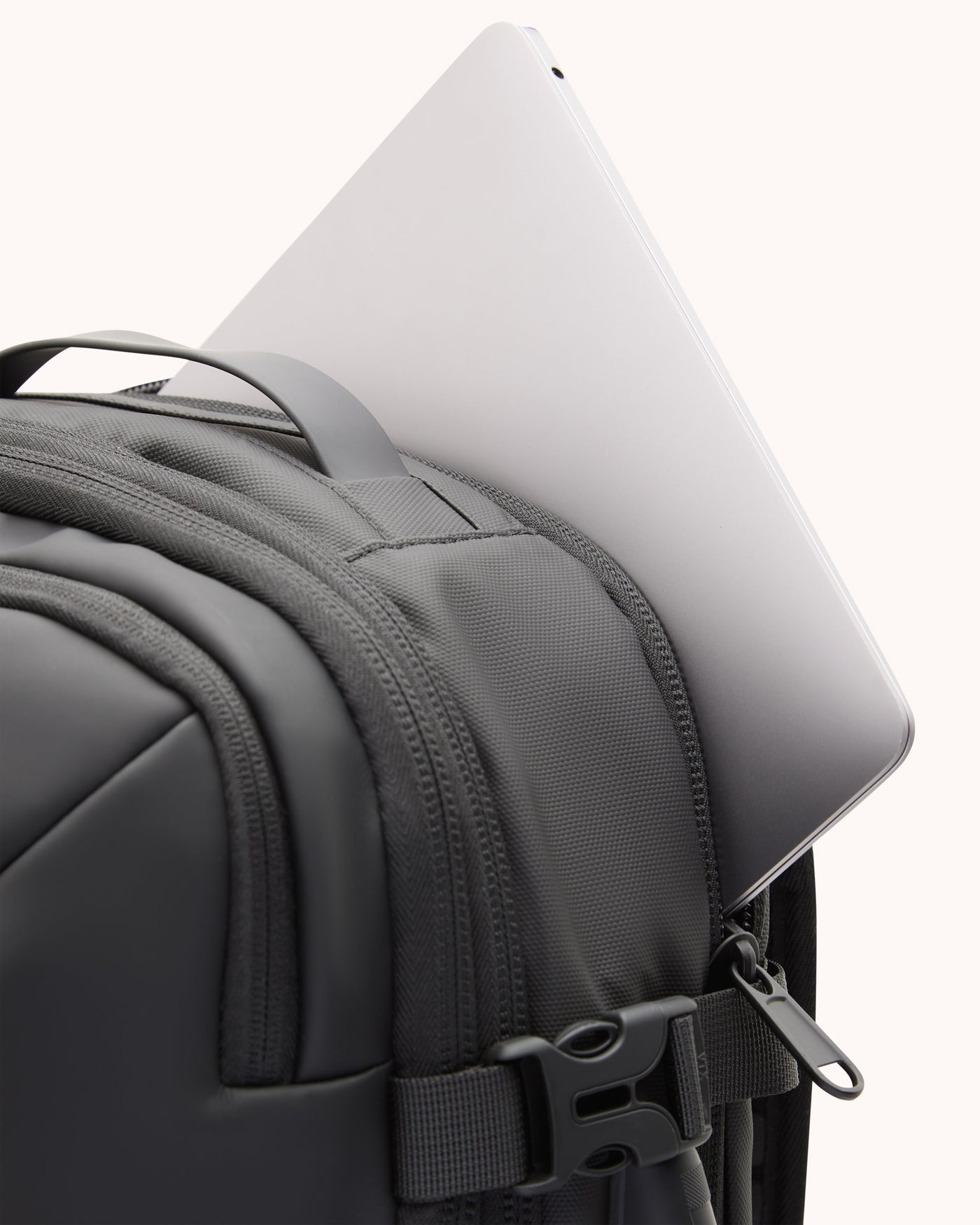 Compartimento acolchoado para notebook da mochila preta