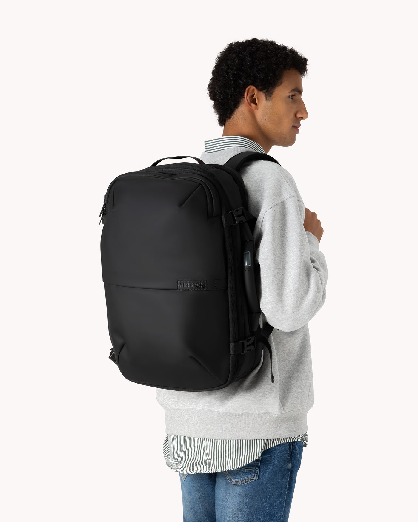 Homem usando a mochila Airpack preta nas costas